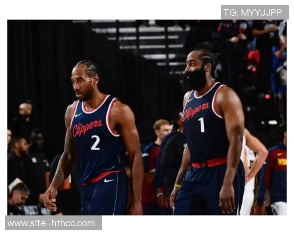 快船队员时尚便装入场哈登与伦纳德携手全员出击迎战新挑战