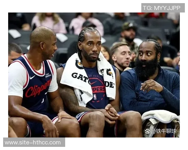 快船队员时尚便装入场哈登与伦纳德携手全员出击迎战新挑战